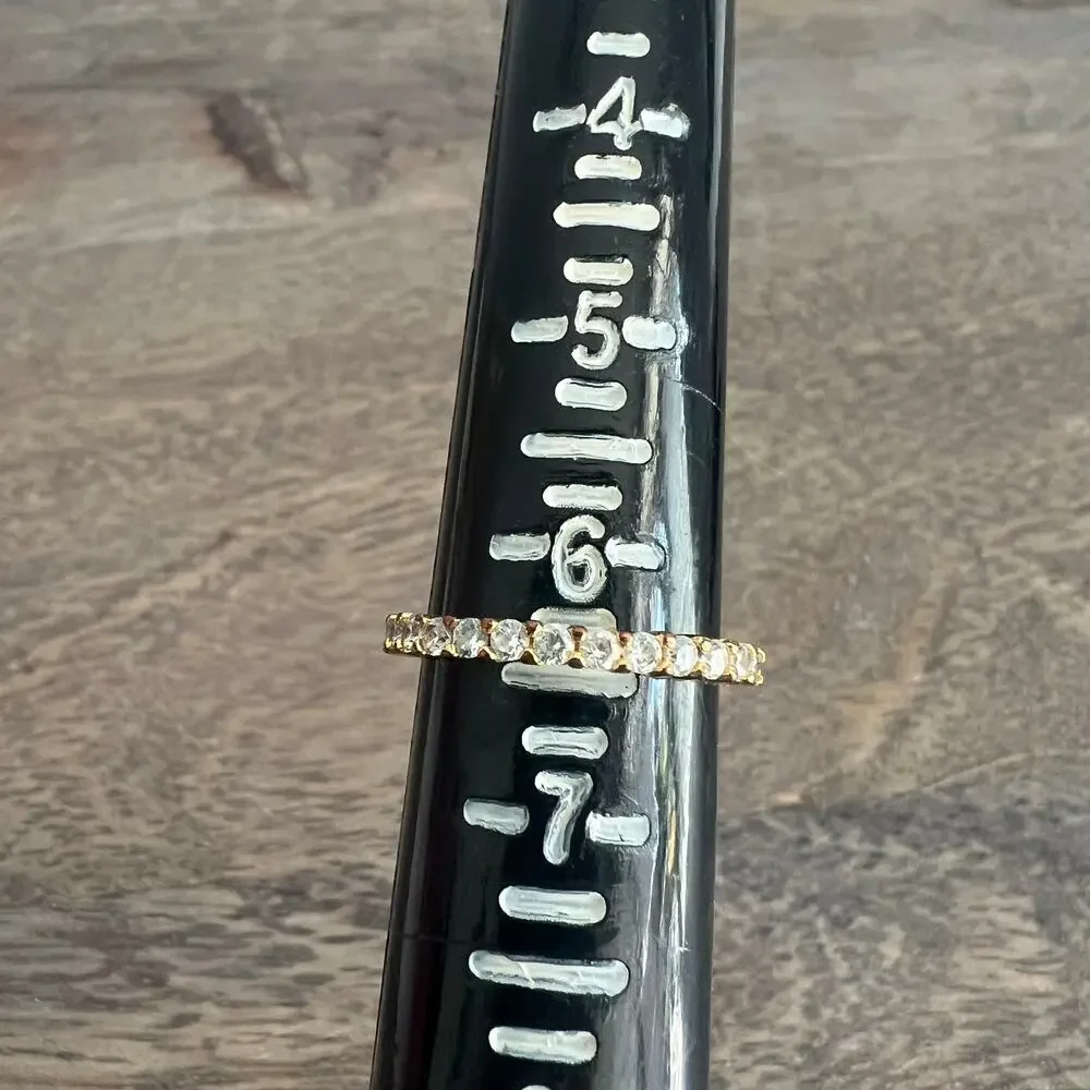 Gold tone rhinestone studded ring band - size ~6.5